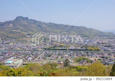 香川県高松市 屋島から五剣山・牟礼町を望む 香川県高松市 屋島から五剣山・牟礼町を望む 99253804