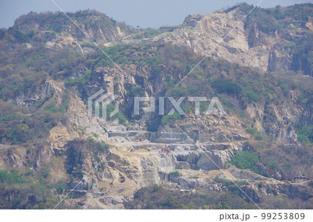 香川県高松市　屋島から採石場を望む 99253809