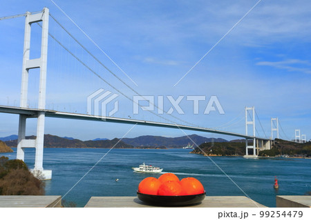 【愛媛県】ミカンと来島海峡大橋（しまなみ海道） 99254479