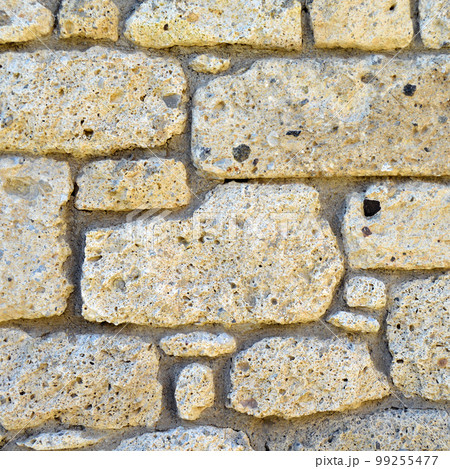 Sturdy yellow and beige cut stone wall, seamless lined up Sturdy yellow and beige cut stone wall, seamless lined up 99255477