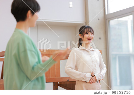 ボイストレーナーから教わりながら発声練習する若い女性_6 99255716