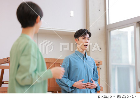 ボイストレーナーから教わりながら発声練習する男性_3 ボイストレーナーから教わりながら発声練習する男性_3 99255717