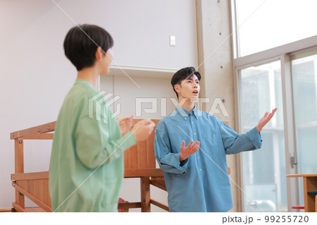トレーナーから教わりながらボーカルトレーニングする男性_1 トレーナーから教わりながらボーカルトレーニングする男性_1 99255720