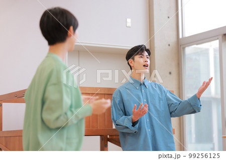 トレーナーから教わりながらボーカルトレーニングする男性_2 トレーナーから教わりながらボーカルトレーニングする男性_2 99256125