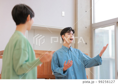トレーナーから教わりながらボーカルトレーニングする男性_4 99256127