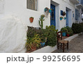 スペインの白い村　青いドアと椅子　Frigiliana 99256695