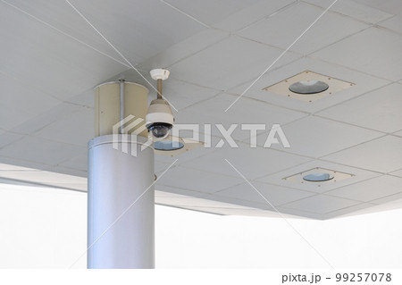 天井に取り付けられた防犯用ドーム型カメラ 99257078