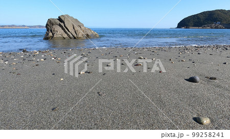 砂浜の波打ち際。高知県土佐市、向萩の浜。 砂浜の波打ち際。高知県土佐市、向萩の浜。 99258241