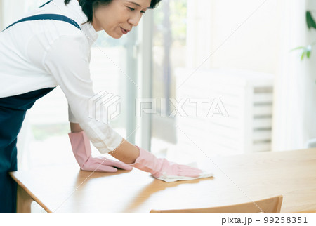 拭き掃除をするミドル女性 99258351