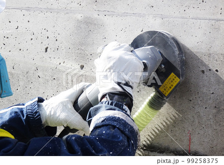 集塵サンダーでコンクリート表面の素地調整をしている様子 99258375