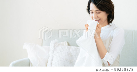 洗濯物の匂いを確認するミドル女性 99258378