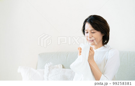 洗濯物の匂いを確認するミドル女性 99258381