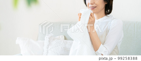 洗濯物の匂いを確認するミドル女性 99258388