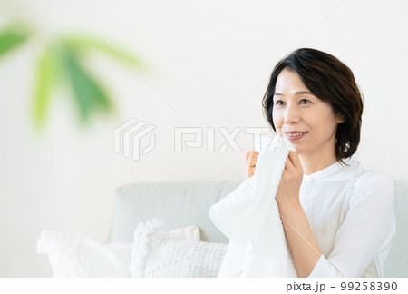 洗濯物の匂いを確認するミドル女性 洗濯物の匂いを確認するミドル女性 99258390