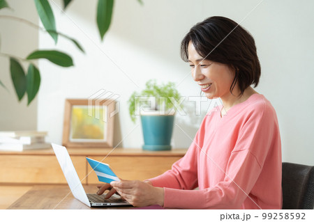 資産管理をするミドル女性 資産管理をするミドル女性 99258592