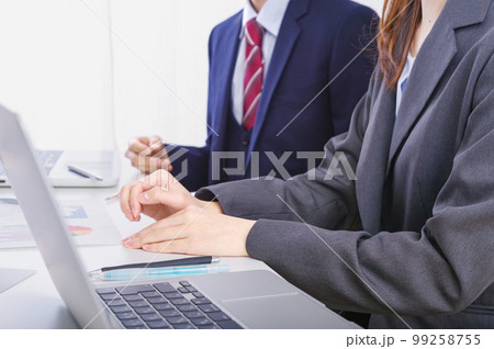 パソコンを使って会議をするビジネスシーン パソコンを使って会議をするビジネスシーン 99258755