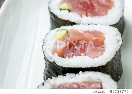 鉄火太巻き寿司のアップ。 99258776