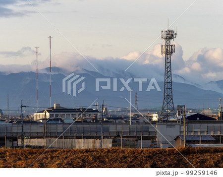 川沿いから見る早朝の街並みと金剛山 99259146