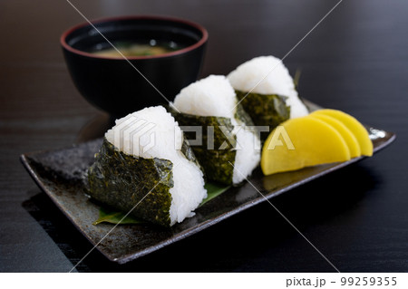 朝食におにぎりと味噌汁 99259355