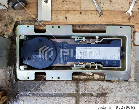 新品に交換したスイングドアのフロアヒンジ 99259668