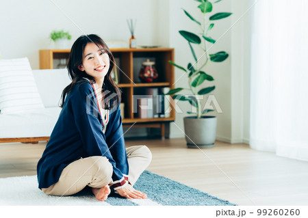 リビングでくつろぐ若い女性 リビングでくつろぐ若い女性 99260260