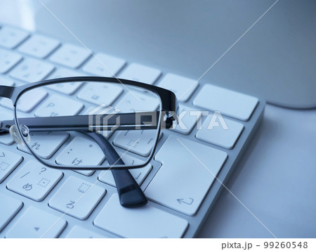 メガネ、パソコンのビジネスイメージ  99260548