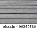 黒っぽい古い木目の壁 99260580