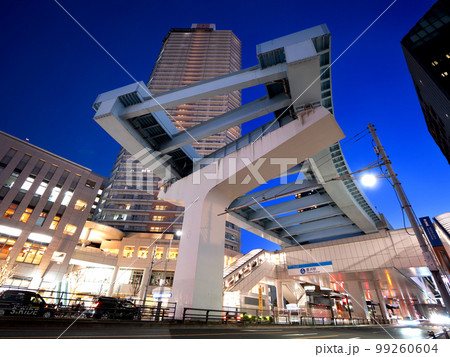 夕暮れの豊洲駅前　東京都 99260604