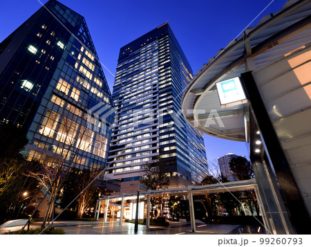 夕暮れ豊洲駅前　東京都 99260793