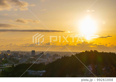 朝日が昇る街 その12の写真素材 [99261008] - PIXTA