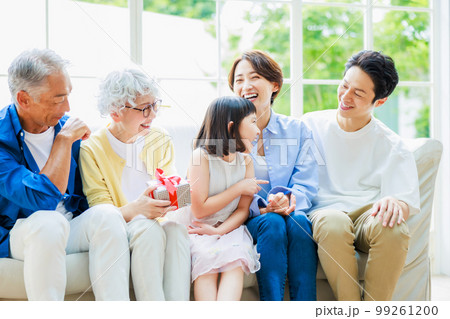 孫からのプレゼント(三世代家族) 孫からのプレゼント(三世代家族) 99261200