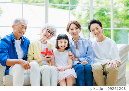 孫からのプレゼント(三世代家族) 孫からのプレゼント(三世代家族) 99261208