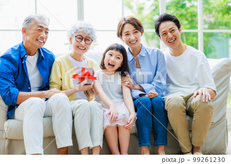 孫からのプレゼント(三世代家族) 99261230