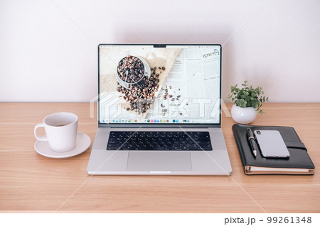 リモートワークをする整頓されたデスク リモートワークをする整頓されたデスク 99261348