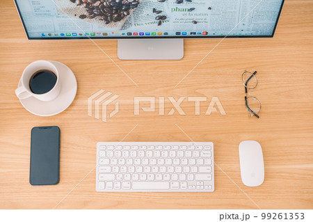 おしゃれなクリエーターのデスク おしゃれなクリエーターのデスク 99261353