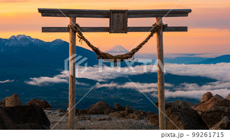 車山の夜明け(車山神社から富士山を望む) 車山の夜明け(車山神社から富士山を望む) 99261715