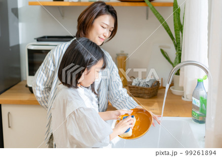 食器洗いを手伝う女の子 親子 食器洗いを手伝う女の子 親子 99261894