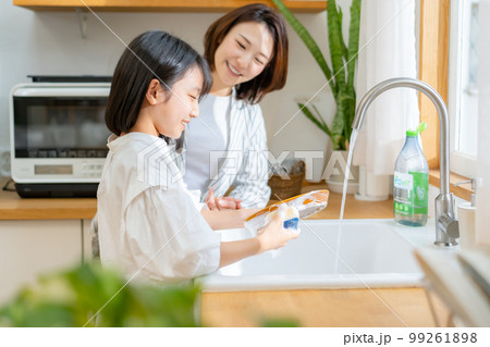 食器洗いを手伝う女の子　親子 99261898