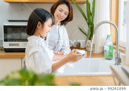 食器洗いを手伝う女の子　親子 99261899