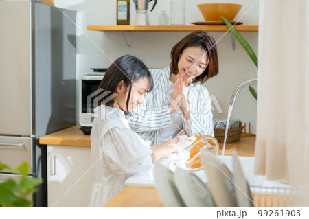 食器洗いを手伝う女の子　親子 99261903