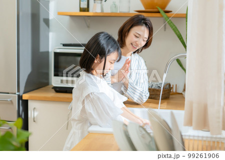 食器洗いを手伝う女の子　親子 99261906
