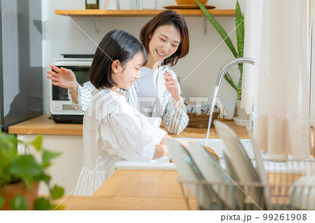 食器洗いを手伝う女の子　親子 99261908
