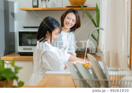 食器洗いを手伝う女の子　親子 99261910