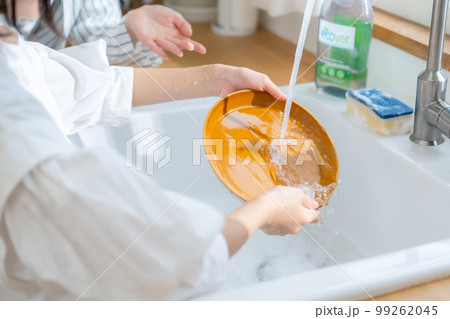 食器洗いを手伝う女の子 手元 食器洗いを手伝う女の子 手元 99262045