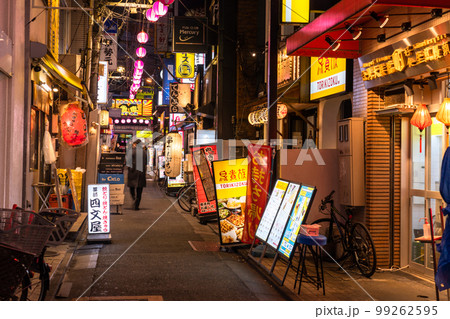 《東京都》三軒茶屋の飲み屋街・すずらん通り 《東京都》三軒茶屋の飲み屋街・すずらん通り 99262595