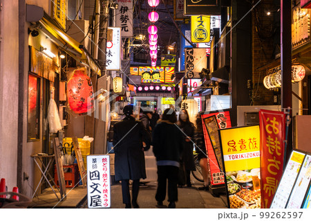 《東京都》三軒茶屋の飲み屋街・すずらん通り 99262597