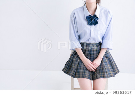 制服を着て椅子に座る女子高生　high school girl 99263617