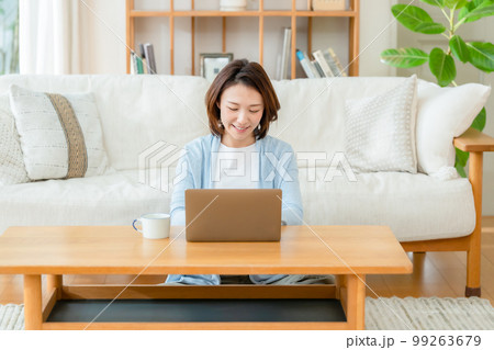 女性 リビング パソコン 笑顔 女性 リビング パソコン 笑顔 99263679