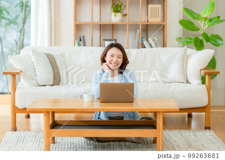 女性　リビング　パソコン　笑顔 99263681