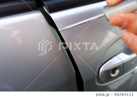 タッチペンで車の傷を修正 タッチペンで車の傷を修正 99264113